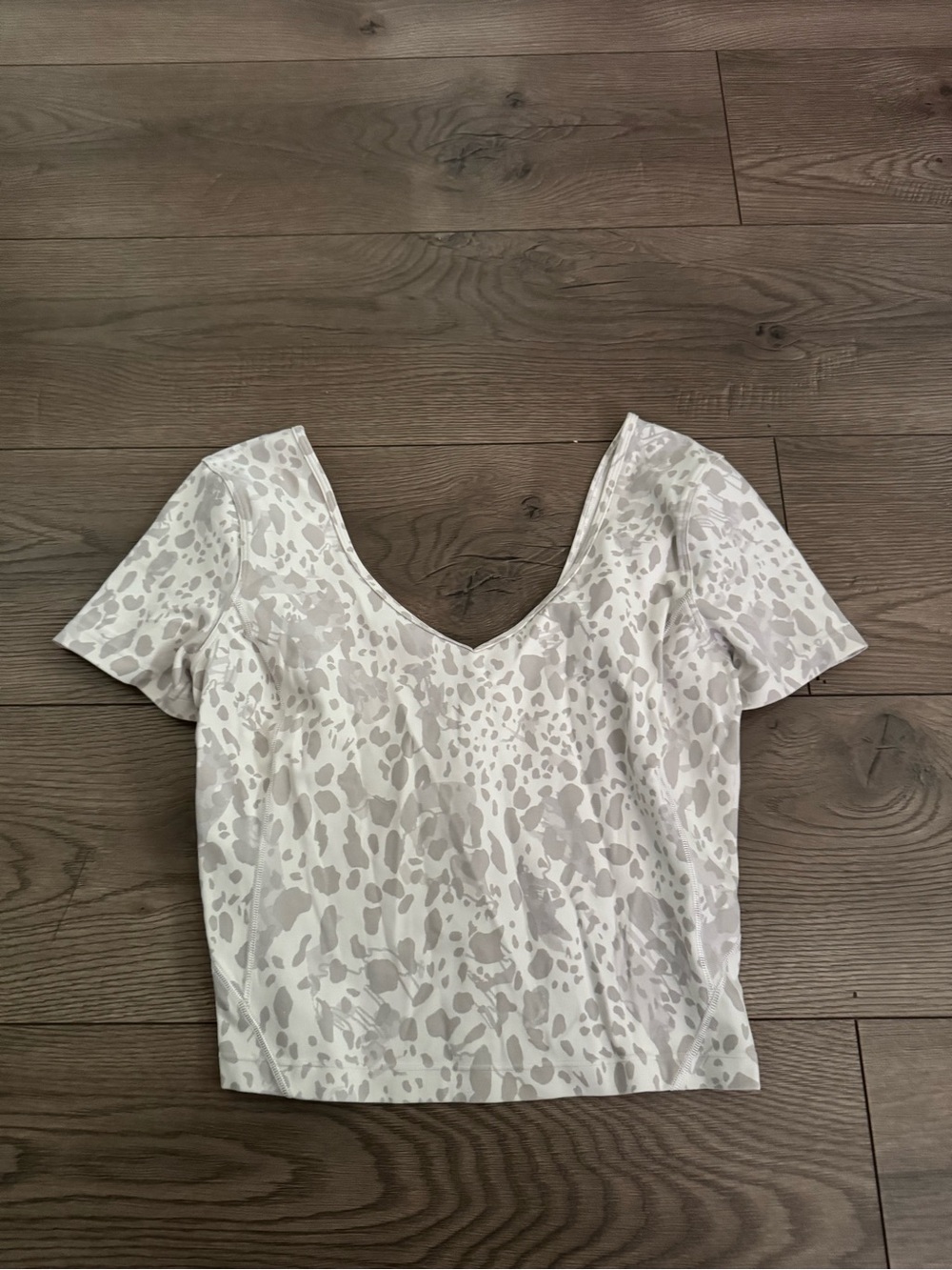 Lululemon Short Sleeve Top in Light Gray White Animal Print Align Size 6